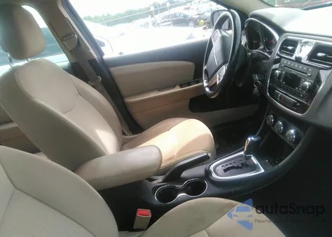 2011 Chrysler 200 Touring z USA, uszkodzony, nr VIN 1C3BC1FB3BN602450